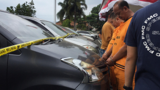 Kedua tersangka didepan barang bukti Kedua tersangka didepan barang bukti
