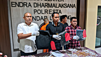 Kasatreskrim (Tengah) menunjukkan barang bukti Kasatreskrim (Tengah) menunjukkan barang bukti