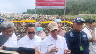 Menteri Lingkungan Hidup saat meninjau TPA Bakung Menteri Lingkungan Hidup saat meninjau TPA Bakung