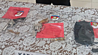 Barang bukti yang dihadirkan saat konferensi pers Barang bukti yang dihadirkan saat konferensi pers