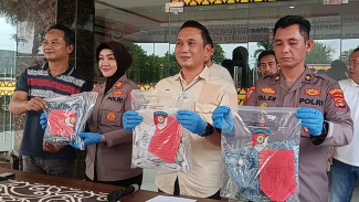 Barang bukti yang dihadirkan saat konferensi pers Barang bukti yang dihadirkan saat konferensi pers