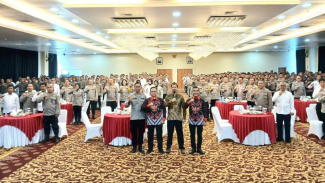 Ken Setiawan saat berikan materi pembinaan personel Polda Sumsel.