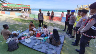 Kapolres melakukan sosialisasi kepada pengunjung
