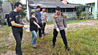 Warga menunjukkan lokasi penemuan narkoba Warga menunjukkan lokasi penemuan narkoba