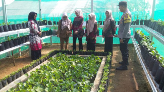 Bhabinkamtibmas Polsek Gedong Tataan Kawal Lomba KWT di Sungai Langka, Dukung Ketahanan Pangan