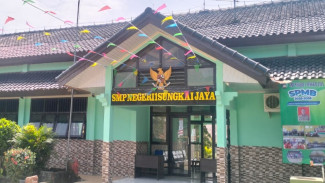Diduga Pungut Biaya Pembangunan, Kepsek SMPN 1 Sungkai Jaya Terima Fee Penjualan Seragam