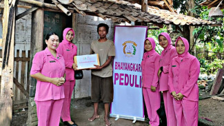 Bhayangkari Ranting Penengahan Berbagi Sembako untuk Warga