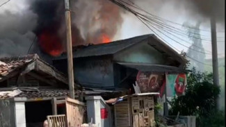 Kebakaran Landa Rumah Warga di Kuala Ketapang, Damkar Berupaya Padamkan Api