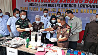 Narkoba, Senpi hingga Ribuan Obat Ilegal, Kejari Bandar Lampung Musnahkan Barang Bukti 203 Perkara Inkrah