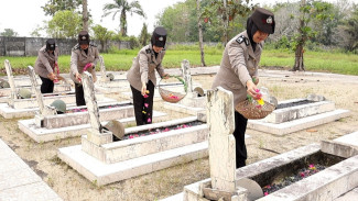 Sambut Hari Jadi ke-77, Polwan Polres Tulang Bawang Gelar Ziarah dan Tabur Bunga