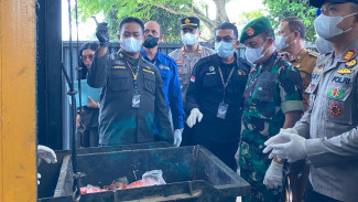 Balai Karantina Musnahkan 3,9 Ton Daging Ayam Ilegal di Pelabuhan Bakauheni