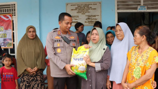 Wujud Kepedulian, Kapolres Pesawaran Tinjau Panti Asuhan Terdampak Banjir dan Beri Santunan