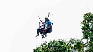 Zita Anjani Uji Adrenalin Terbang Paralayang di Wisata Ekstrem Batu Alif Lampung Selatan