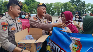 Aksi Damai di Tulang Bawang, Polisi Bagikan Air Minum ke Pengunjuk Rasa