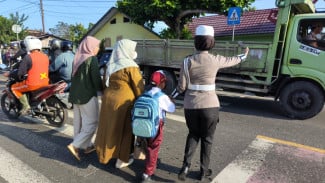 Program 'Jemput Bola' di Pesawaran, Polisi Jaga Keamanan Anak Sekolah Saat Berangkat