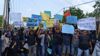 Ratusan Warga Hara Banjar Turun Jalan, Tuntut Kepala Desa Syahruddin Lengser dari Jabatan