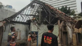 Hujan Deras dan Angin Kencang Robohkan Rumah Warga di Sumur Putri