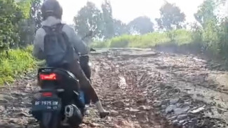 Viral, Guru di Lampung Utara Curhat Jalan Rusak ke Bupati: 'Susah Mencerdaskan Anak Bangsa'