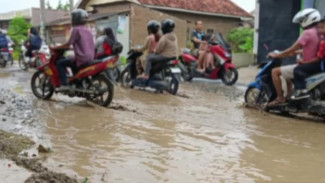 Rusak Parah 10 Tahun Tak Tersentuh, Jalan Penghubung Antar Desa di Jati Agung Berubah Jadi Kubangan