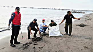 1,1 Ton Sampah Plastik Diangkat dari Pantai Tanjung Pasir