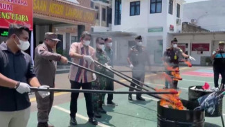 Dominasi Narkoba, Kejari Lampung Utara Musnahkan Barang Bukti dari 61 Perkara