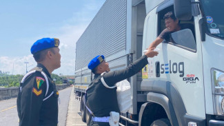 Anggota Subdenpom XXI/2-2 Lamsel Bagikan Makan Siang Gratis ke Sopir Truk di Pelabuhan Bakauheni: Wujudkan TNI Humanis