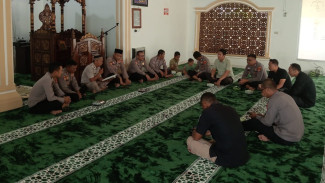 Basahi Hati dengan Iman, Kokohkan Mental Personel Polres Tulang Bawang Gelar Binrohtal di Masjid Darussalam