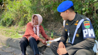 Terharu Dapat Makanan Gratis, Nenek Pedagang Asongan di Bakauheni Dapat Kejutan dari Subdenpom XXI/2-2 Lamsel