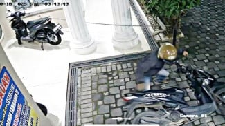 Nekat! Dua Pencuri di Bandar Lampung Seret Motor di Parkiran Berantai