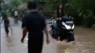 Sungai Meluap Akibat Hujan Deras, Puluhan Rumah Warga di Bakauheni Terendam Banjir