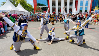Tampil Memukau, Polwan Polda Lampung Raih Juara Favorit di Lomba Senam Kreasi Tabola Bale