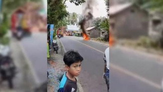 Motor Pengojek Terbakar di Kota Agung, Warga Panik di Jalinbar Tanggamus
