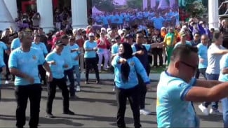 Ribuan Warga Meriahkan Senam Kreasi “Tabola Bale” di Halaman Kantor Pemkot Bandar Lampung