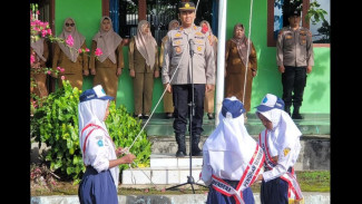 Kapolsek KSKP Bakauheni Jadi Pembina Upacara di SMP dan SMKS Bakauheni, Tekankan Disiplin dan Jauhi Kenakalan Remaja