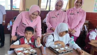 Jamin Kualitas Gizi Anak, Ketua Bhayangkari Lampung Selatan Tinjau Program Makan Bergizi di Sekolah