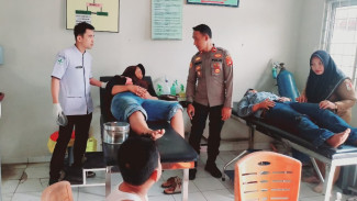 Aksi Sigap Polsek Dente Teladas! Personel Turun Tangan Selamatkan Warga Korban Laka Tunggal di Lintas Timur