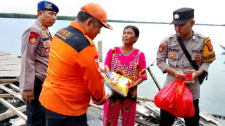 Polres Tulang Bawang Turun Tangan Selamatkan Warga Korban Puting Beliung di Rawajitu Timur