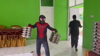 Spider-Man dan Ultraman Hadirkan Makan Gratis di Sekolah Lampung Utara, Disambut Meriah Para Siswa