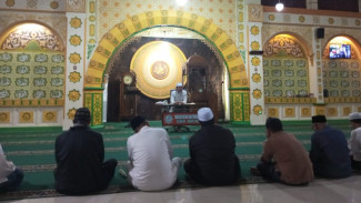 Ustadz Maula Ibrahim Murad Al-Hafidz Ajak Jamaah Masjid Baiturahman Hindari Bahaya Menunda Kebaikan