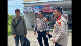 Kehabisan Ongkos, Kapolsek KSKP Bakauheni Bantu Warga Bandung Melanjutkan Perjalanan ke Bandar Lampung