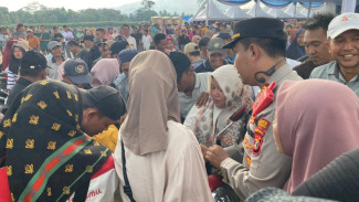 Peduli Masyarakat, Kapolsek KSKP Bakauheni Borong Yakult Pedagang di Acara Tanam Jagung