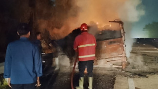 Ban Pecah Memicu Kebakaran, Truk Fuso Bermuatan Besi Nyaris Ludes di Tol Bakauheni