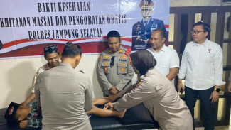16 Anak Ikuti Khitan Massal Gratis dalam Bhakti Kesehatan di Polsek KSKP Bakauheni