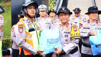 Kapolda Sumatera Barat Lepas Ratusan Paket Bantuan untuk Lima Titik Bencana di Kota Padang