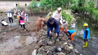 Tanggul Sungai Way Bidu Jebol 10 Meter, Pemkab Tanggamus Lakukan Perbaikan Darurat Pasca-Banjir