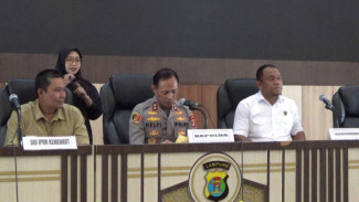 Polda Lampung Hentikan Penyelidikan Kapal Muatan Kayu Gelondongan Terdampar di Pesisir Barat