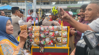 Ngupi Pai Puakhi: Cara Unik Kapolsek Bakauheni Sapa Pemudik dengan Kopi Gratis