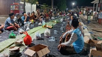 Syukuran Jalan Baru, Warga Palas Gelar Makan Bersama di Atas Cor Beton