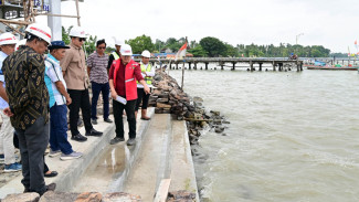 Tinjau Proyek Kampung Nelayan Merah Putih, Bupati Egi Pastikan Mitigasi Banjir Rob