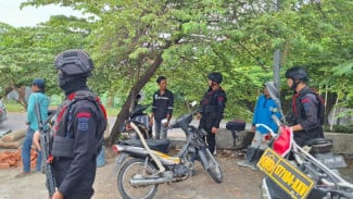 Personel Batalyon A Pelopor Brimob Lampung Gelar Patroli Dialogis Jaga Kamtibmas di Bandar Lampung